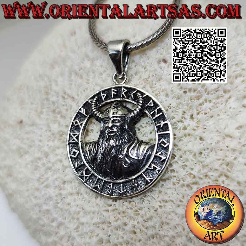 Pendentif en argent, demi buste d'Odin avec casque viking dans le disque runique