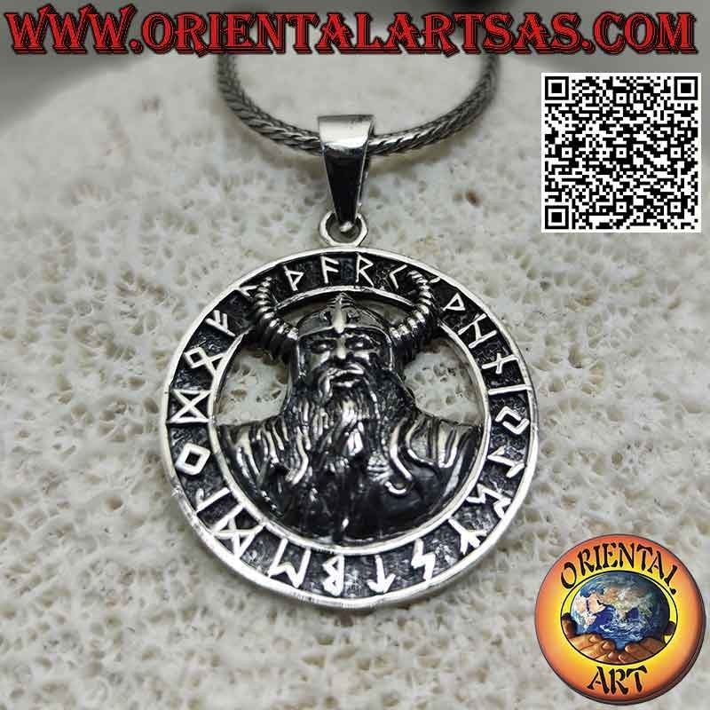 Pendentif en argent, demi buste d'Odin avec casque viking dans le disque runique
