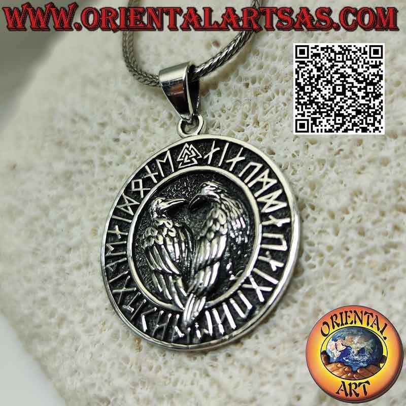 Colgante de plata, "Huginn y Muninn" los cuervos de Odin en el disco de runas
