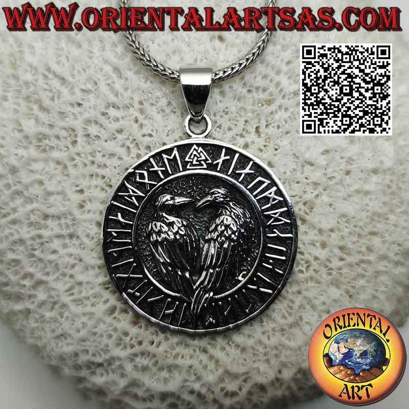 Colgante de plata, "Huginn y Muninn" los cuervos de Odin en el disco de runas