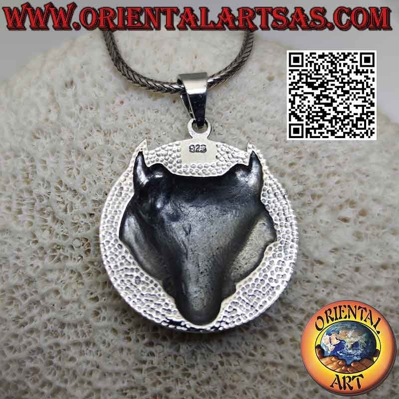 Colgante de plata, cabeza de lobo con nudo celta en el disco rúnico