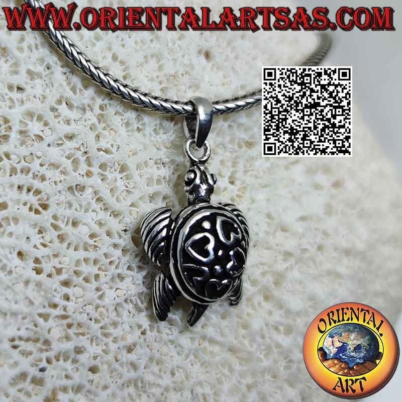 Pendentif en argent en forme de tortue de mer mobile (en mouvement) avec des cœurs en bas-relief sur la carapace