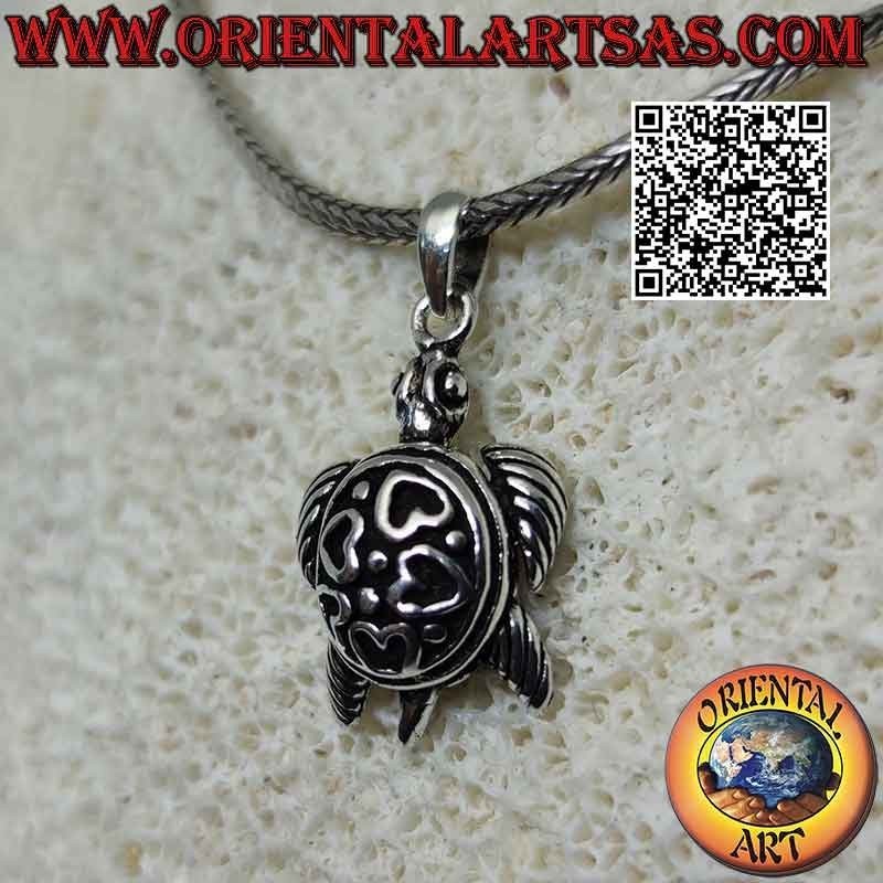 Pendentif en argent en forme de tortue de mer mobile (en mouvement) avec des cœurs en bas-relief sur la carapace