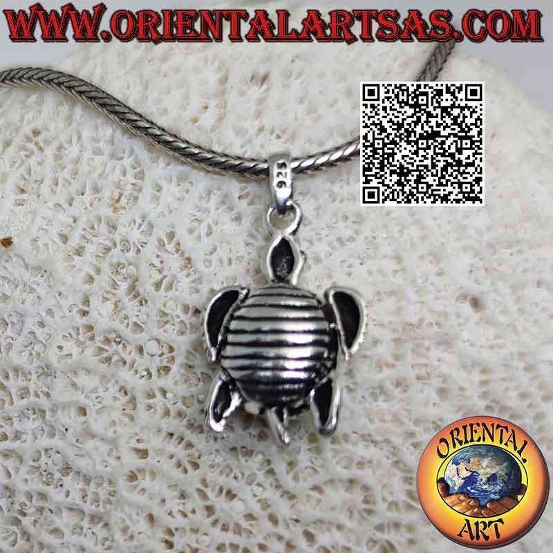 Pendentif en argent en forme de tortue de mer mobile (en mouvement) avec des cœurs en bas-relief sur la carapace