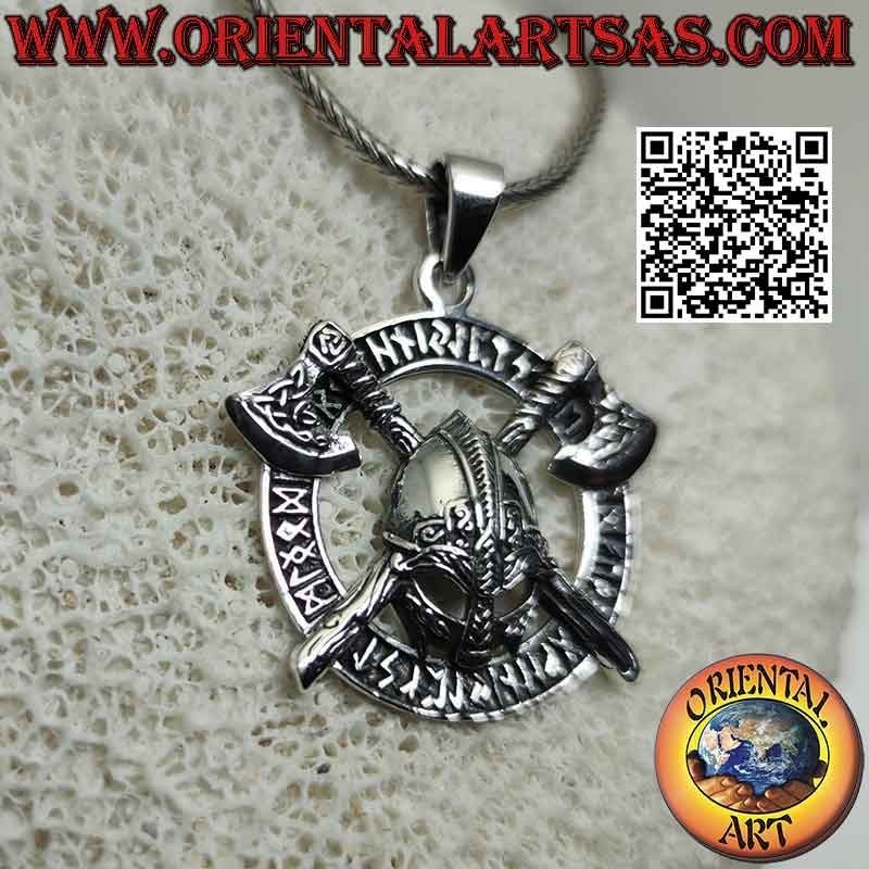 Pendentif en argent, casque viking entre axes croisés dans le disque de runes celtiques