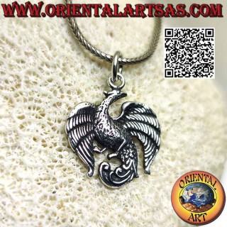 Colgante artesanal de plata 925 que representa al Ave Fénix con las alas abiertas, símbolo universal de regeneración.