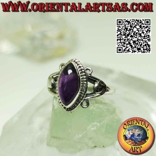 Anillo de plata con amatista cabujón de lanzadera en engaste de gancho en U