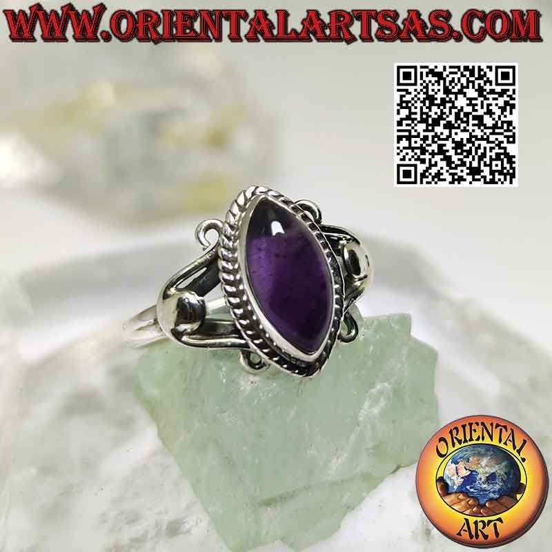 Anillo de plata con amatista cabujón de lanzadera en engaste de gancho en U