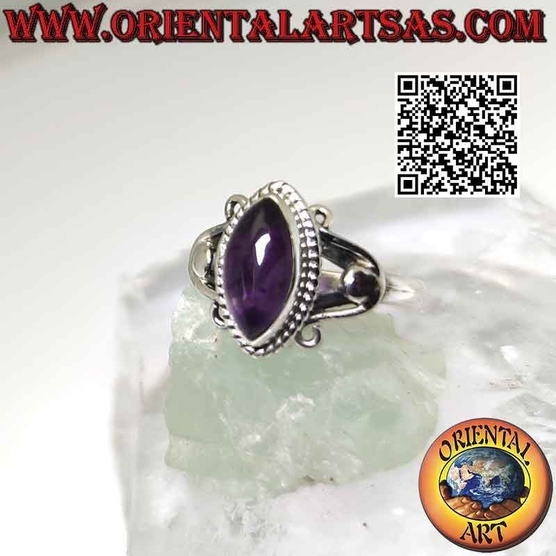 Anello in argento con ametista cabochon a navetta su montatura con ganci a U