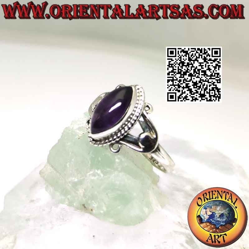 Anillo de plata con amatista cabujón de lanzadera en engaste de gancho en U