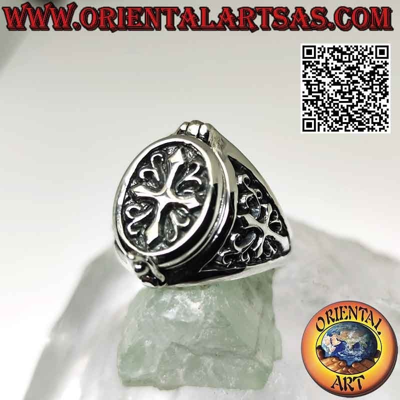 Anillo de caja de plata ovalada (portavenenos) con decoración de cruz cristiana