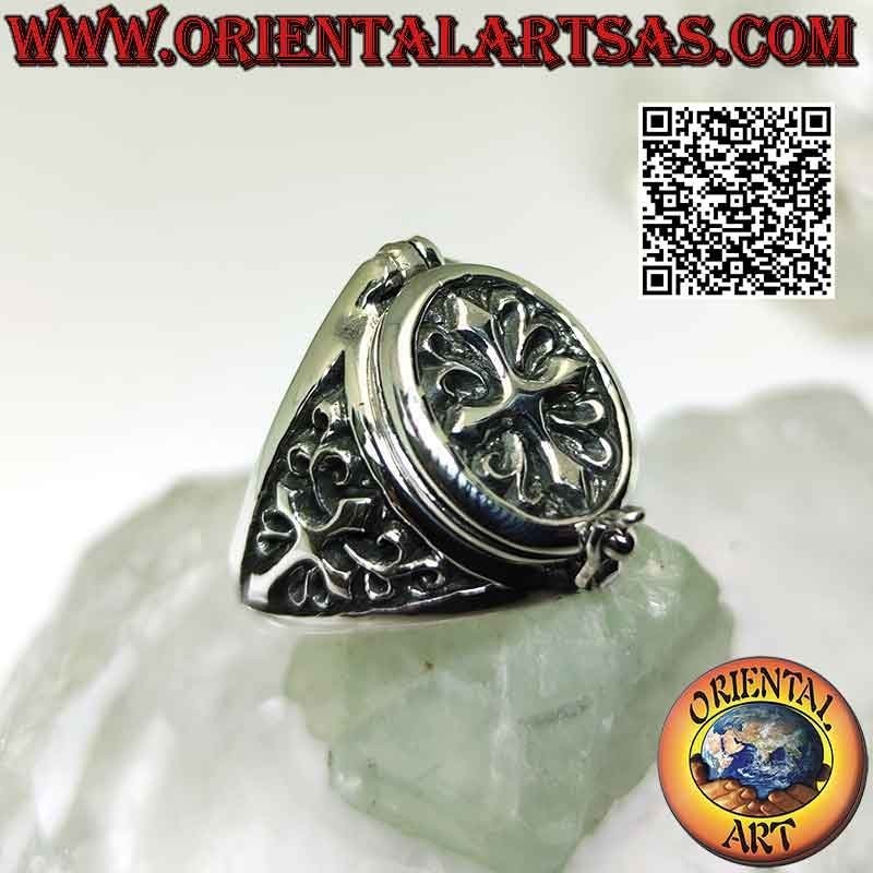 Bague boîte ovale en argent (porte-poison) à décor de croix chrétienne