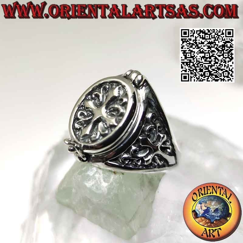 Anello in argento a scatola (porta veleno) ovale con decoro con croce cristiana