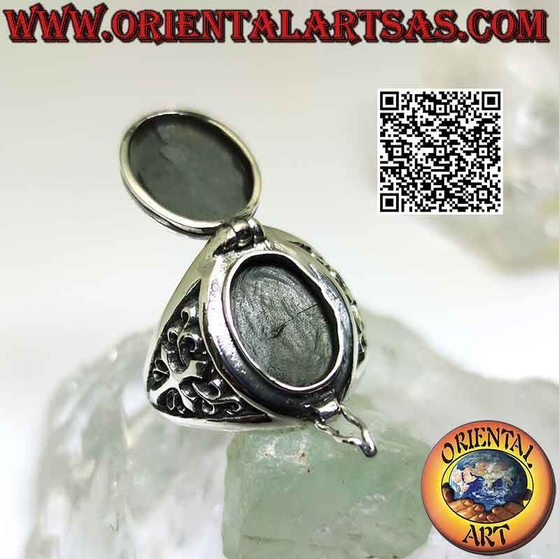 Anello in argento a scatola (porta veleno) ovale con decoro con croce cristiana