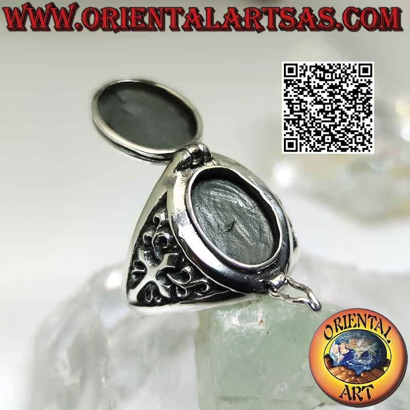 Anello in argento a scatola (porta veleno) ovale con decoro con croce cristiana