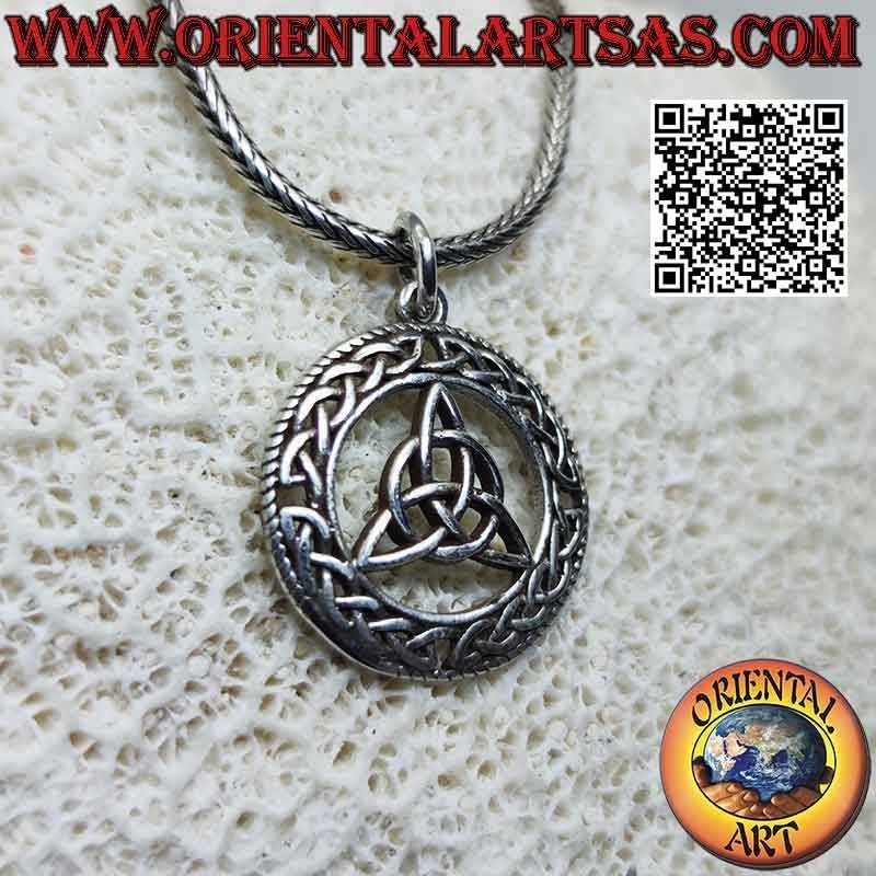 Colgante de plata nudo tyrone (Triquetra) en el círculo de tejidos celtas
