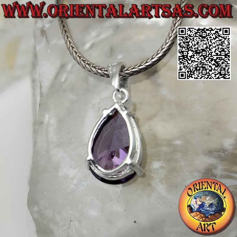 Silberanhänger mit facettiertem synthetischen Amethyst in Tropfenform auf einem glatten Doppelrahmen
