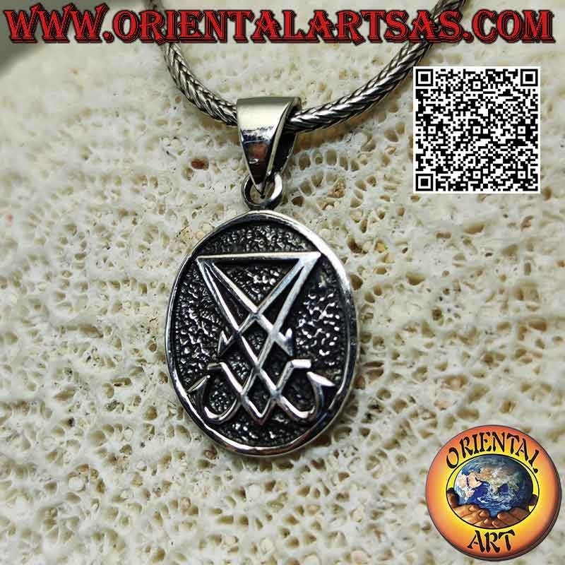 Colgante de plata, medalla ovalada con cruz de Leviatán (Cruz de Satán) en bajorrelieve