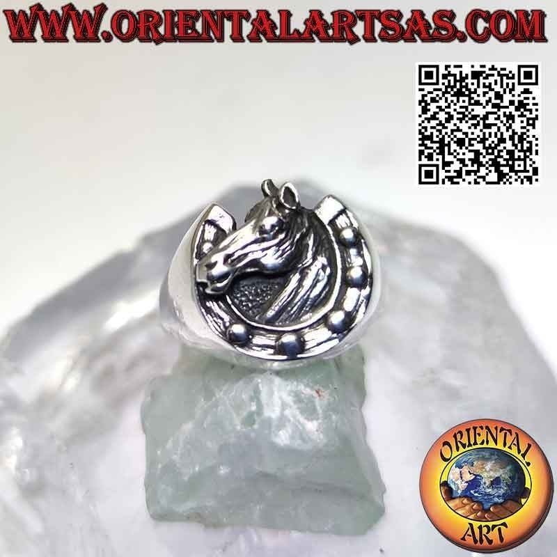 Bague en argent, tête de cheval dans le sabot (fer à cheval)