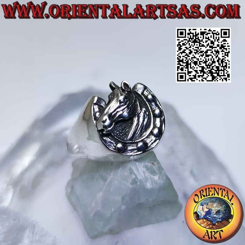 Bague en argent, tête de cheval dans le sabot (fer à cheval)