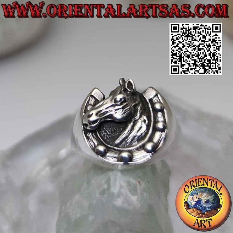 Bague en argent, tête de cheval dans le sabot (fer à cheval)