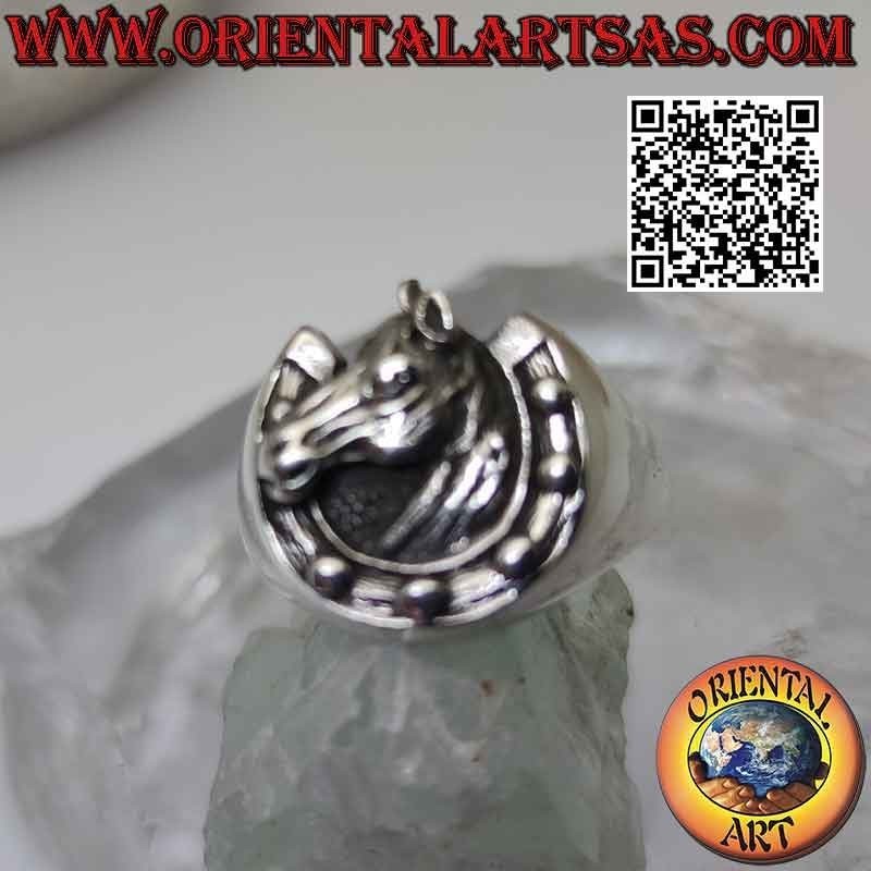Anello in argento, testa di cavallo nello zoccolo (ferro di cavallo)