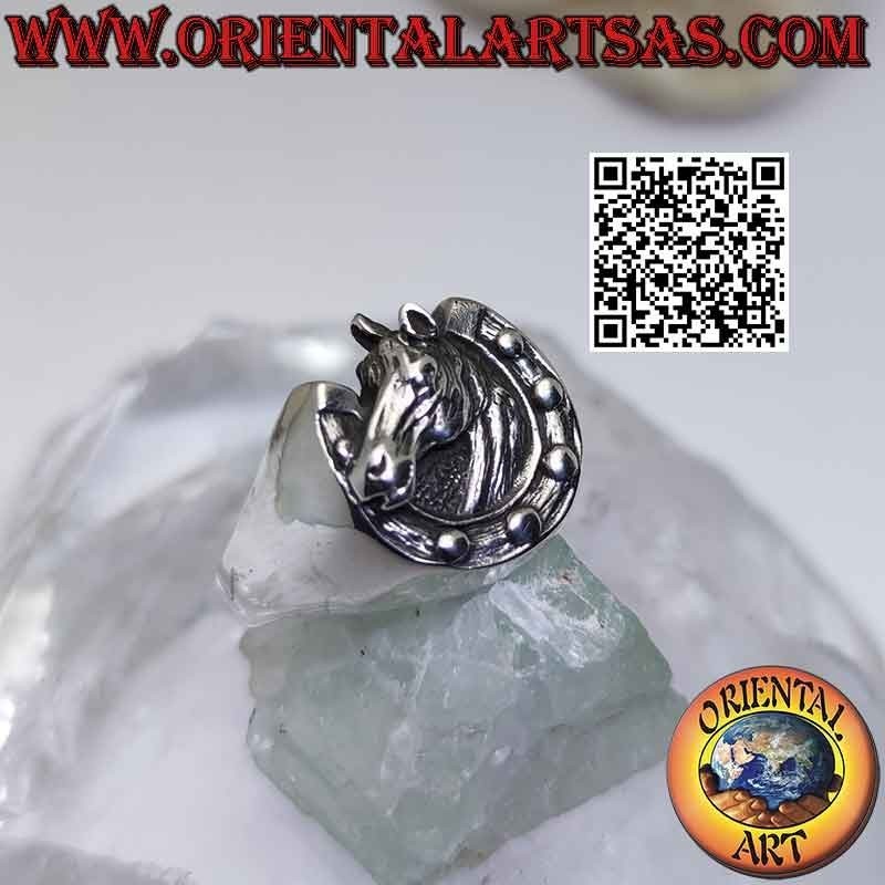 Anello in argento, testa di cavallo nello zoccolo (ferro di cavallo)
