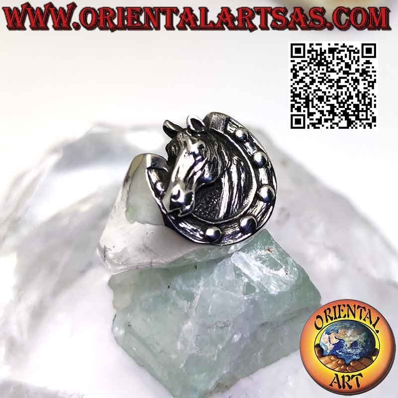 Anello in argento, testa di cavallo nello zoccolo (ferro di cavallo)