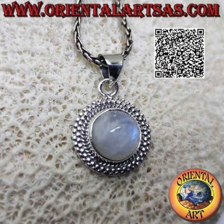 Colgante de plata con cabujón redondo de piedra lunar arcoíris rodeado por una doble fila de microesferas alternas
