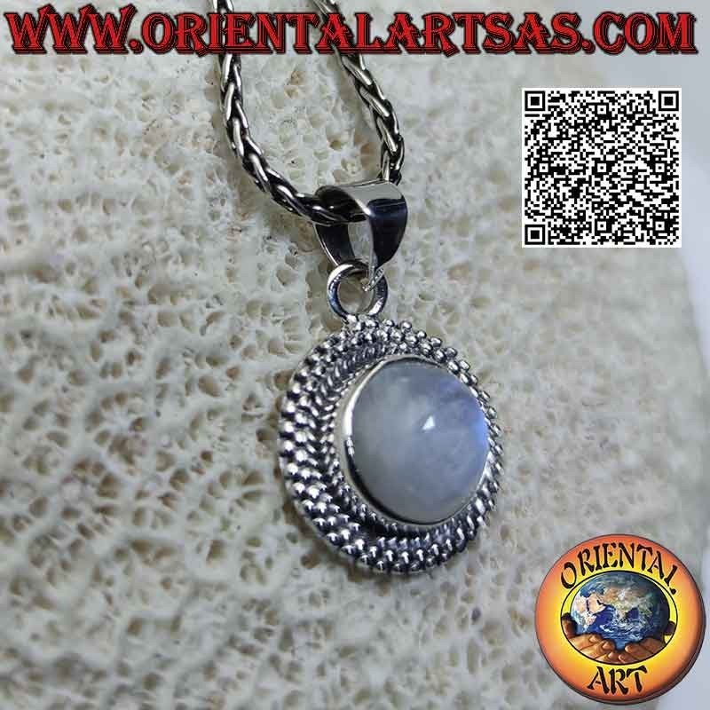 Pendentif en argent avec cabochon rond en pierre de lune arc-en-ciel entouré d'une double rangée de microsphères alternées