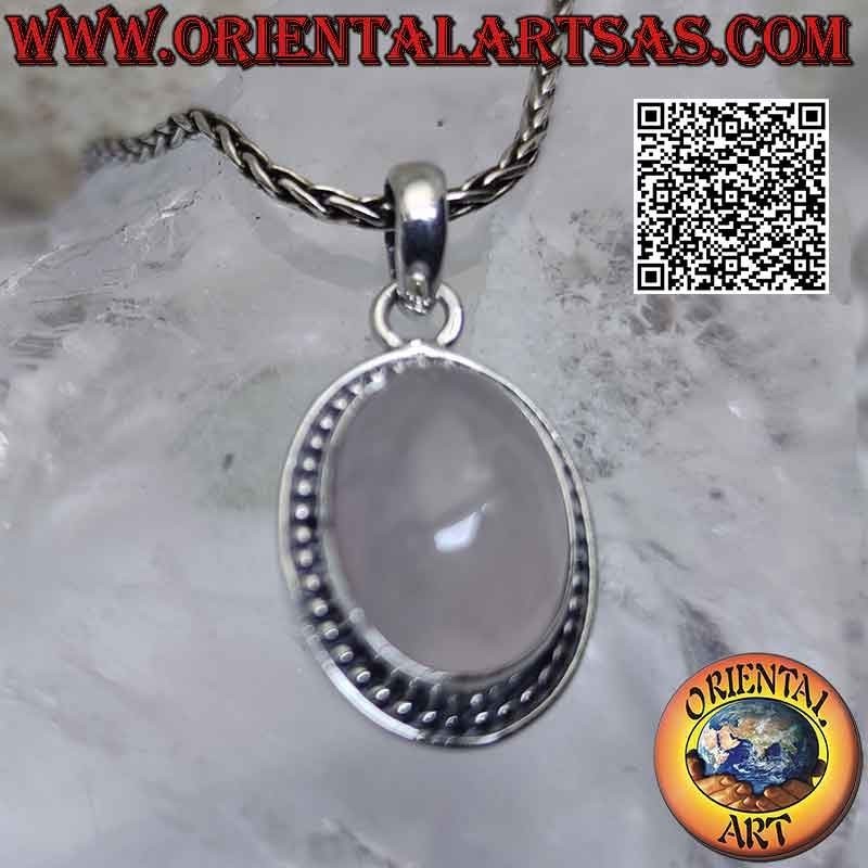 Silberanhänger mit ovalem Rosenquarz-Cabochon, umgeben von einer Reihe glatter Mikrokugeln