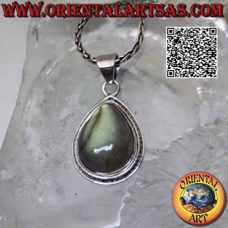 Silberanhänger mit Cabochon-Tropfen-Labradorit auf einer glatten Fassung mit einer Reihe von Mikrokugeln