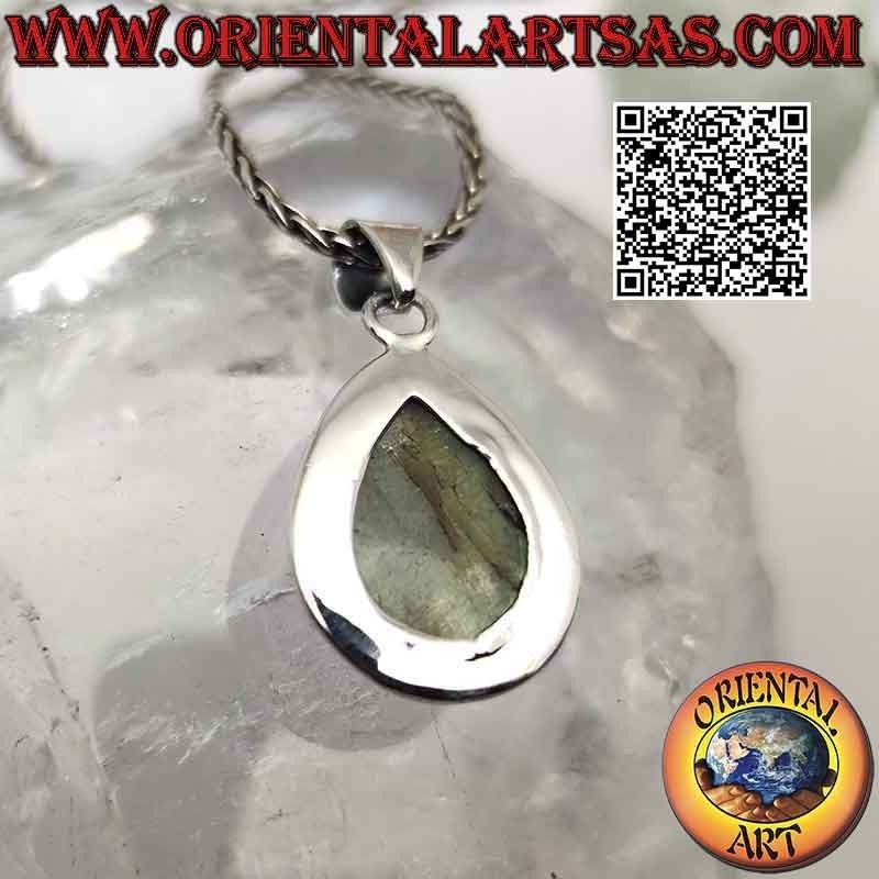 Silberanhänger mit Cabochon-Tropfen-Labradorit auf einer glatten Fassung mit einer Reihe von Mikrokugeln