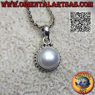 Ciondolo in argento con perla bianca contornata da intreccio e fila di microsfere lisce