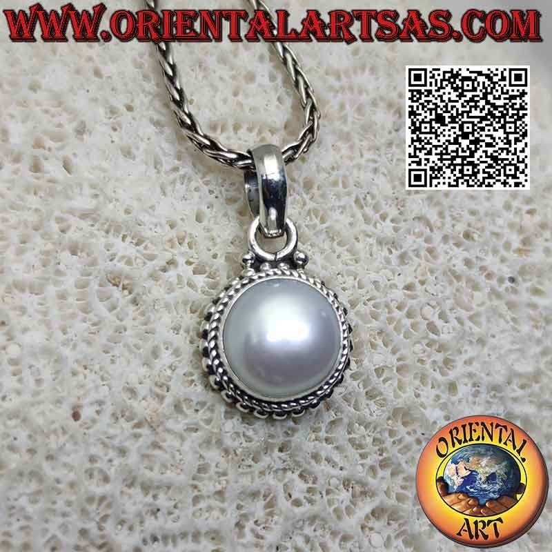 Colgante de plata con perla blanca rodeada de tejido e hilera de microesferas lisas