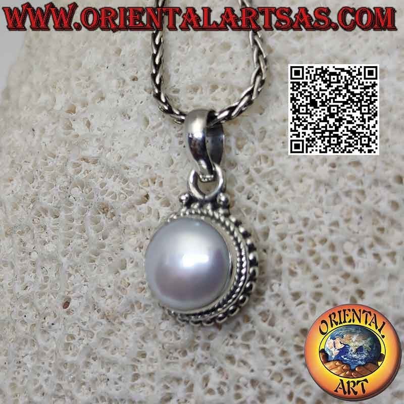 Ciondolo in argento con perla bianca contornata da intreccio e fila di microsfere lisce