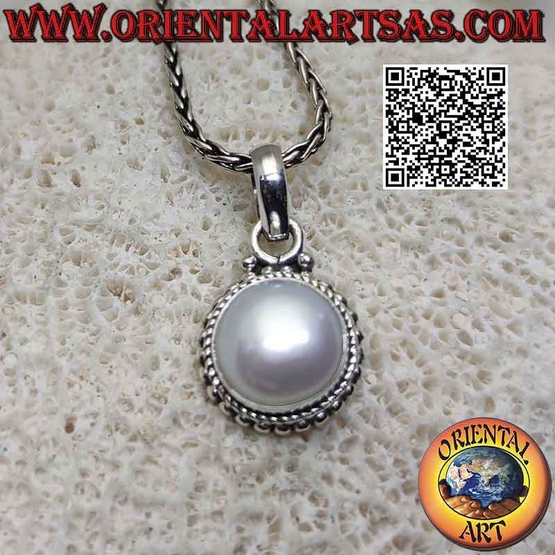 Pendentif en argent avec perle blanche entourée de tissage et rangée de microsphères lisses