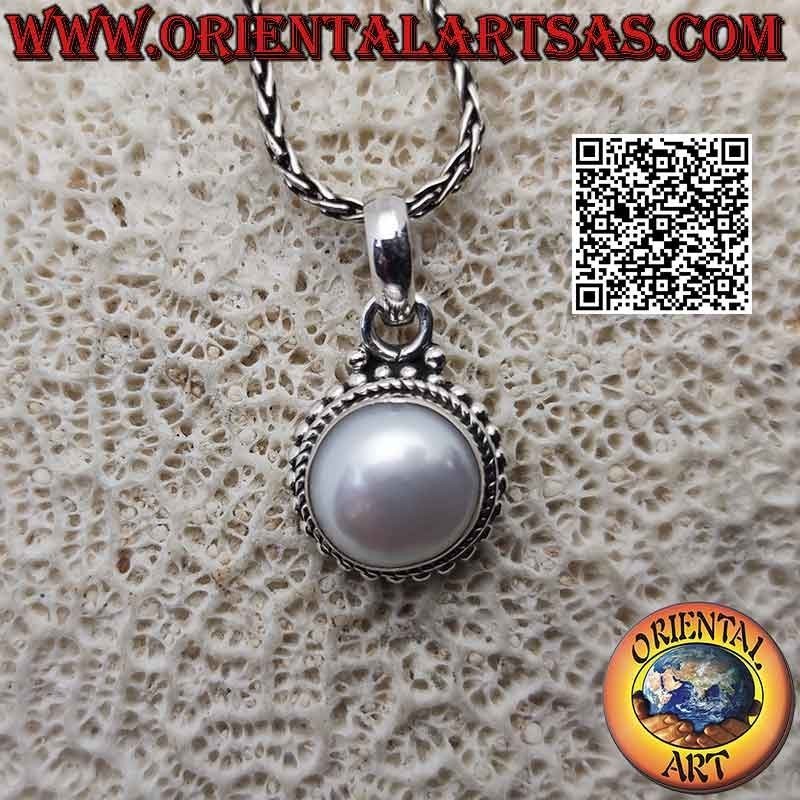Ciondolo in argento con perla bianca contornata da intreccio e fila di microsfere lisce