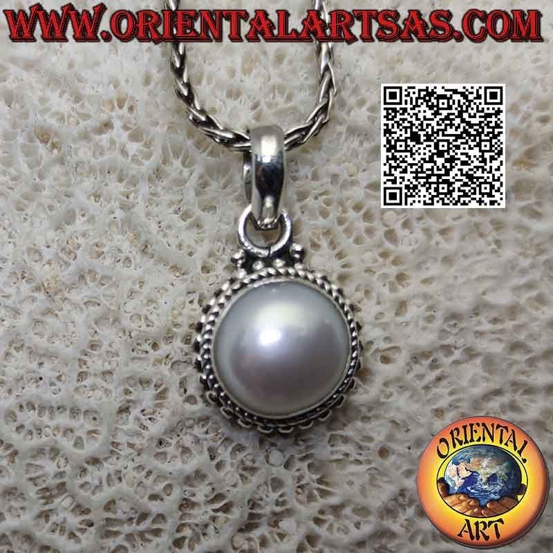 Ciondolo in argento con perla bianca contornata da intreccio e fila di microsfere lisce