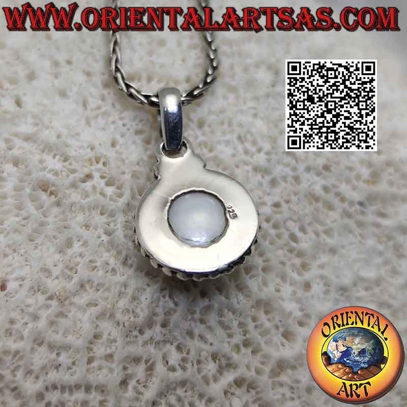Pendentif en argent avec perle blanche entourée de tissage et rangée de microsphères lisses