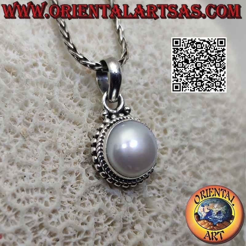 Ciondolo in argento con perla bianca contornata da intreccio e fila di microsfere lisce