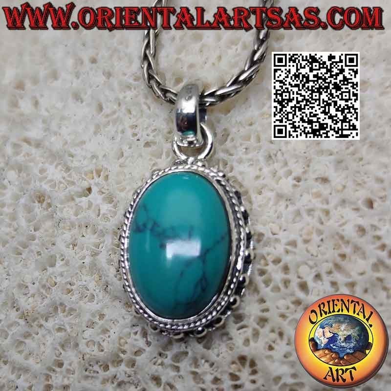 Silberanhänger mit ovalem Cabochon-Türkis, umgeben von ineinander verschlungenen und glatten Nietenkugeln
