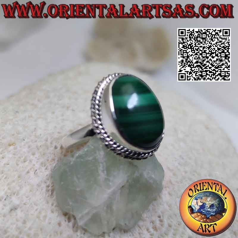 Bague en argent avec cabochon ovale malachite (stries horizontales) entouré d'entrelacs et ligne hélicoïdale