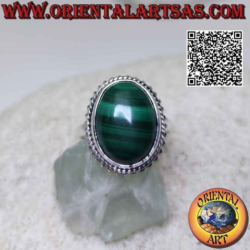 Anello in argento con malachite ovale cabochon (striature orizzontali) contornato da intreccio e linea elicoidale