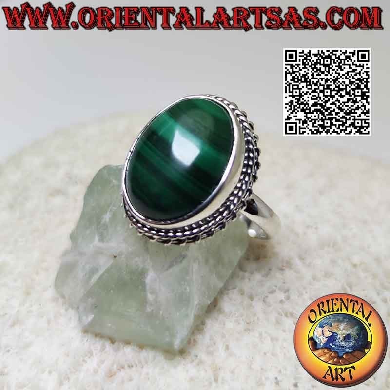 Bague en argent avec cabochon ovale malachite (stries horizontales) entouré d'entrelacs et ligne hélicoïdale