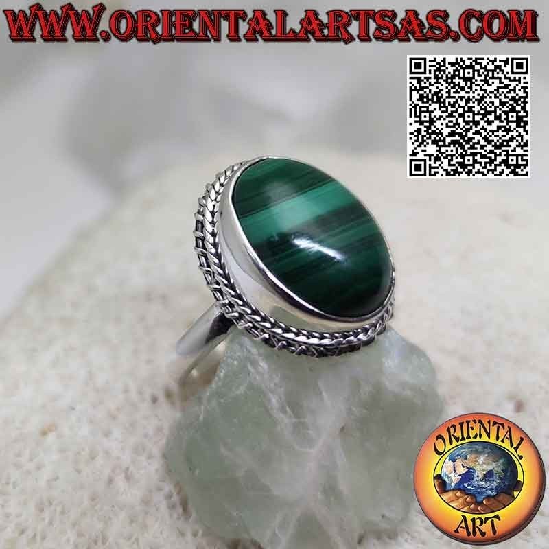 Anillo de plata con cabujón ovalado de malaquita (rayas horizontales) rodeado de entrecruzamiento y línea helicoidal