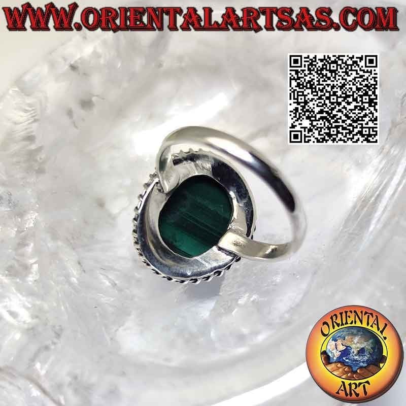 Bague en argent avec cabochon ovale malachite (stries horizontales) entouré d'entrelacs et ligne hélicoïdale
