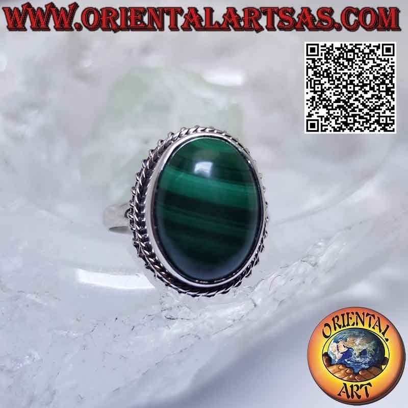 Bague en argent avec cabochon ovale malachite (stries horizontales) entouré d'entrelacs et ligne hélicoïdale