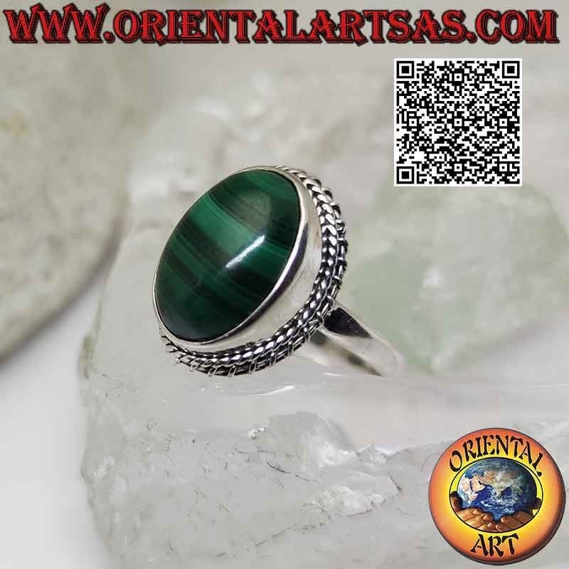Bague en argent avec cabochon ovale malachite (stries horizontales) entouré d'entrelacs et ligne hélicoïdale