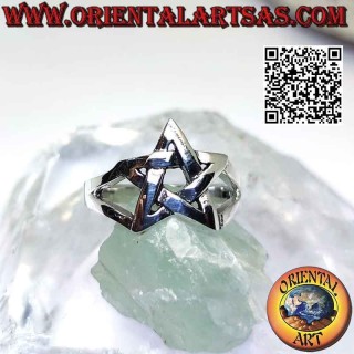 Anello in argento liscio con pentacolo liscio agganciato a due lateralmente